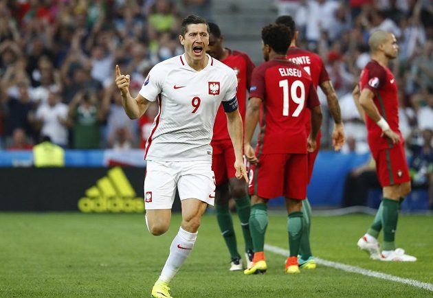 Polský útočník Robert Lewandowski už ve 2. minutě zaskočil portugalskou obranu.
