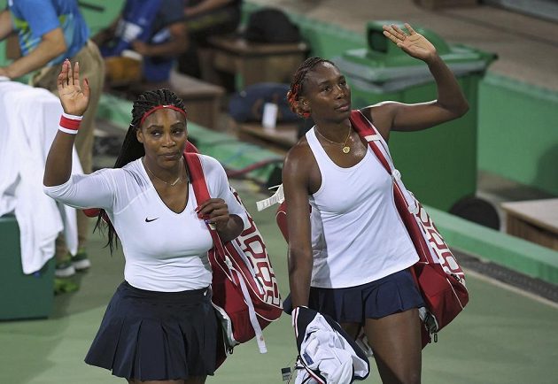 Obhájkyně zlata ve čtyřhře Serena Williamsová (vlevo) a její setra Venus se loučí.