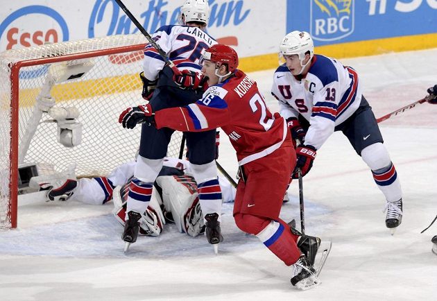 Rus Jegor Korškov se raduje z vítězné trefy v semifinále hokejového MS do 20 let proti USA.
