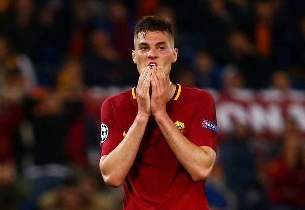 Útočník AS Řím Patrik Schick zpytuje svědomí po zahozené šanci v odvetném čtvrtfinále Ligy mistrů s Barcelonou.