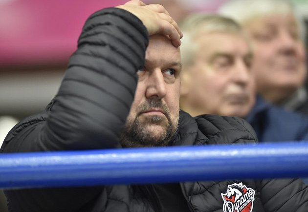 Trenér Pardubic Ladislav Lubina v hledišti poté, co byl za protesty vykázán ze střídačky