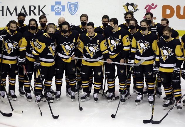 Sidney Crosby s hliníkovou hokejkou se spoluhráči před utkáním s NY Islanders.