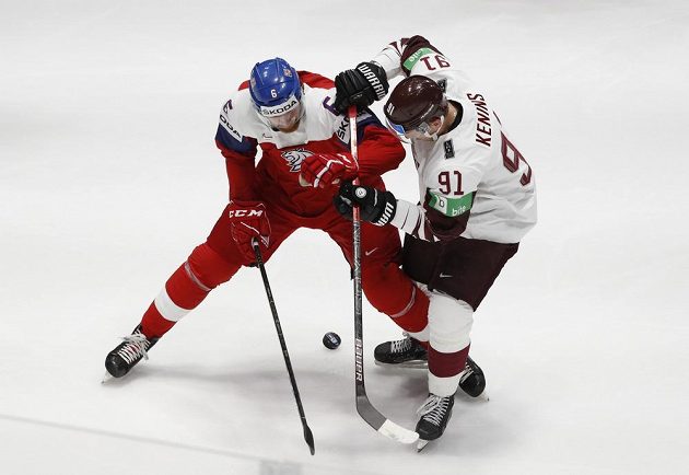 Ronalds Kenins a David Musil v utkání Lotyšska s Českem v základní skupině na MS v Bratislavě.