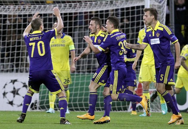 Agim Ibraimi (uprostřed) se raduje se spoluhráči z Mariboru z gólu, který vstřelil Petru Čechovi v bráně Chelsea.