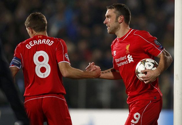 Rickie Lambert (vpravo) z Liverpoolu a jeho spoluhráč Steven Gerrard se radují z gólu v utkání v Sofii, kde hraje své zápasy Ligy mistrů Ludogorets Razgrad.