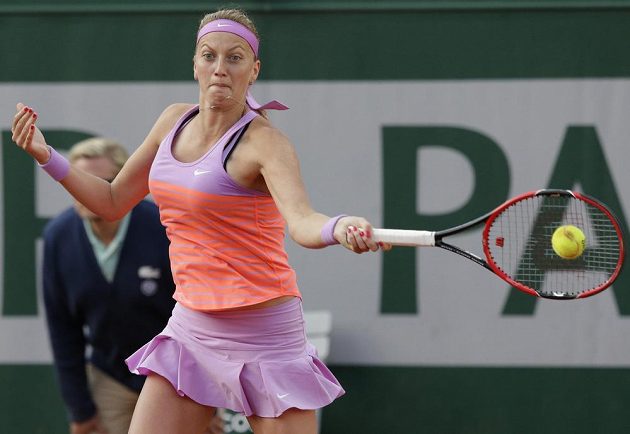 Petra Kvitová v utkání osmifinále French Open s Timeou Bacsinszkou ze Švýcarska.