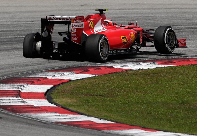Finský pilot Ferrari Räikkönen se po startu propadl kvůli prasklé pneumatice. Nakonec ale atakoval přední umístění.