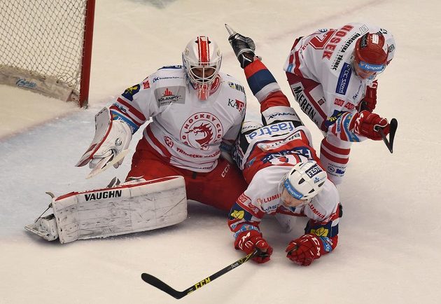 Zleva třinecký brankář Peter Hamerlík, pardubický Daniel Voženílek a David Nosek z Třince.