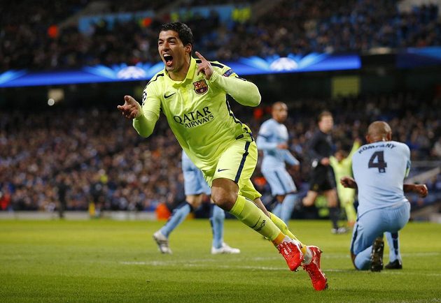 Luis Suárez z Barcelony oslavuje svou trefu do sítě Manchesteru City v osmifinále Ligy mistrů.