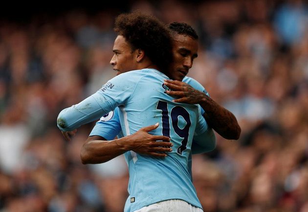 Leroy Sané z Manchesteru City oslavuje se spoluhráčem svou první trefu do sítě Liverpoolu.
