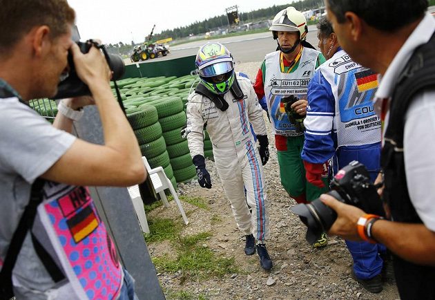 Nezraněný, ale pořádně naštvaný. Felipe Massa opouští trať na Hockenheimringu po kolizi s Kevinem Magnussenem.