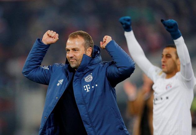 Fotbalisté Bayernu Mnichov ve dvanáctém kole německé ligy porazili 4:0 Düsseldorf a suverénně vyhráli i třetí zápas pod vedením dočasného trenéra Hanse-Dietra Flicka.