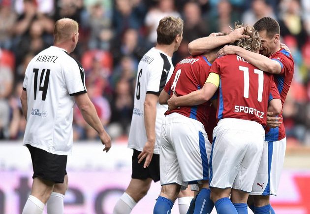 Čeští fotbalisté se radují z gólu v exhibičním duelu proti Německu. Zprava Pavel Kuka, Pavel Nedvěd a Karel Poborský.