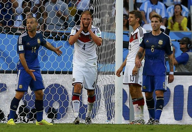 Německý obránce Benedikt Höwedes (č. 4) nemůže uvěřit, že hlavou po rohovém kopu orazítkoval jen tyč.