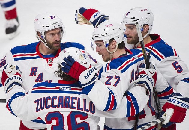 Ryan McDonagh (27) z Rangers vstřelil jeden gól a připsal si také asistenci, proto byl v druhém zápase v Montrealu vyhlášen hvězdou zápasu. Zády je jeho spoluhráč Mats Zuccarello (36), vlevo pak Chris Kreider (20) a zcela vpravo Dan Girardi (5).