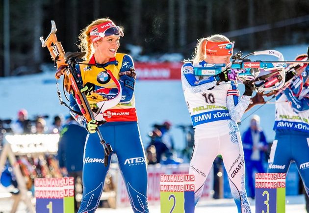 Čistě zastříleno! Gabriela Soukalová opouští stanoviště, za ní Finka Kaisa Mäkäräinenová.