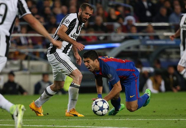 Barcelonský Luis Suárez padá na zem během odvetného čtvrtfinále Ligy mistrů s Juventusem.