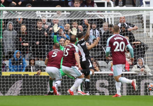 Ani Vladimír Coufal (vlevo) nedokázal zastavit Calluma Wilsona a Newcastle šel proti West Hamu rychle do vedení.