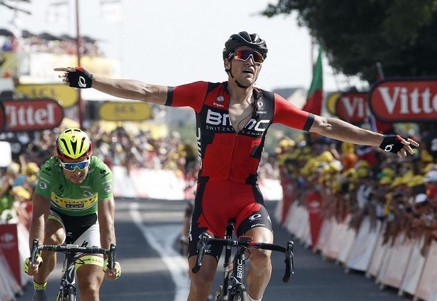 Greg van Avermeat (vpravo) zvedá ruce nad hlavu po vítězství ve 13. etapě. Vlevo zklamaný Peter Sagan, který skončil těsně druhý. Ve stejné situaci se slovenský spurtér ocitl hned pětkrát.