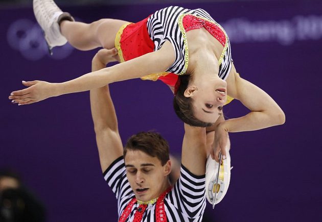 Potlesk pro české krasobruslaře. Sportovní dvojici Anna Dušková, Martin Bidař se při olympijské premiéře povedla i volná jízda.