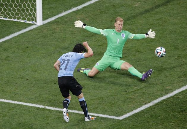 Edinson Cavani (21) promarnil uruguayskou šanci pojistit těsné vedení proti Anglii, brankář Joe Hart nemusel zasahovat, rána z úhlu šla vedle.