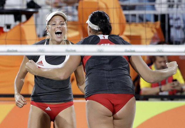Markéra Sluková (vzadu) a Barbora Hermannová se radují ze získaného bodu proti Argentinkám.