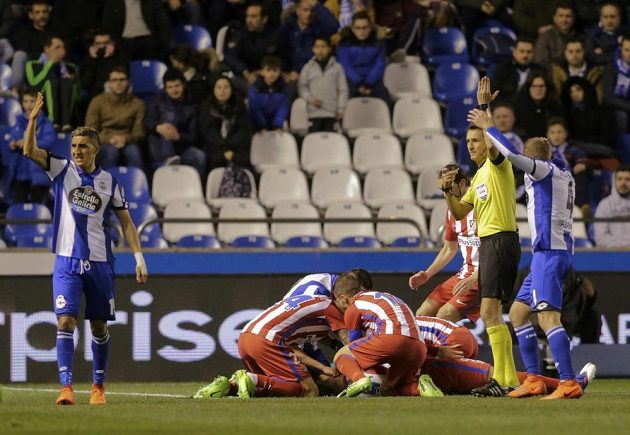 Útočník Atlétika Madrid Fernando Torres po ošklivém střetu v utkání španělské ligy proti La Coruně skončil v nemocnici. Diváci i fotbalisté na trávníku byli z hrůzných okamžiků vedle.