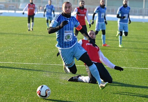 Nováček Lukáš Pauschek dostal hned v prvním duelu za Mladou Boleslav kapitánskou pásku...