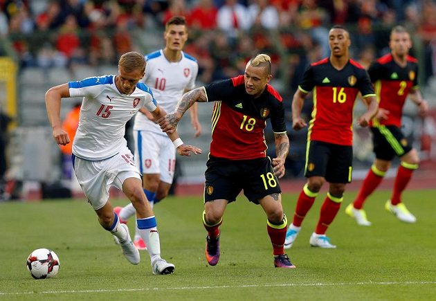 Belgičan Radja Nainggolan (18) v souboji s Tomášem Součkem během přípravného utkání.