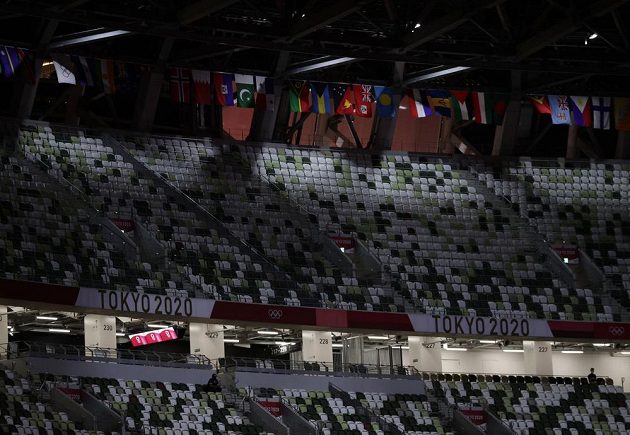 Prázdné hlediště Olympijského stadionu v Tokiu během zahajovacího ceremoniálu LOH 2021.