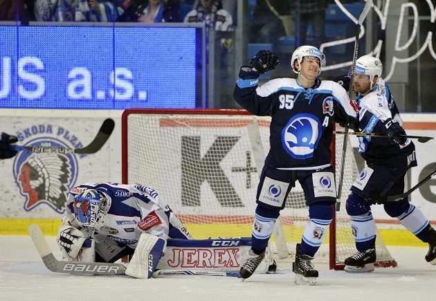 Miroslav Indrák (uprostřed) z Plzně se raduje z gólu, vlevo je brankář Komety Karel Vejmelka.