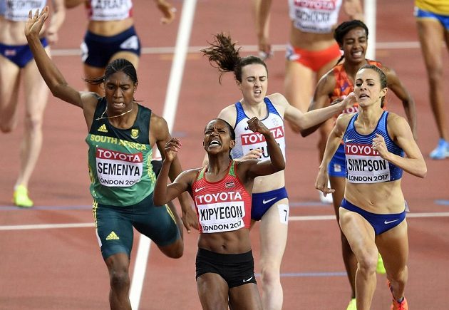 Dramatický finiš závodu na 1500 m žen. První Keňanka Faith Kipyegonová (uprostřed), třetí Carsten Semenyaová (vpravo), čtvrtá Laura Muirová (druhá zprava) a druhá Jennifer Simpsonová.