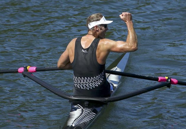 Vítězné gesto. Mahé Drysdale z Nového Zélandu o milimetry porazil Chorvata Damira Martina a vyhrál na olympiádě skif na dva kilometry.