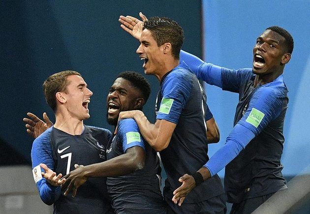 Tak my už jdeme do finále... Rozjásaní Francouzi (zleva) Antoine Griezmann, střelec jediného gólu v duelu s Belgií Samuel Umtiti, Raphaël Varane a Paul Pogba.