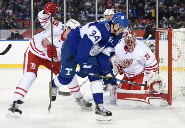 Útočník Toronta Auston Matthews (č. 34) překonává v prodloužení brankáře Detroitu Jareda Coreaua.