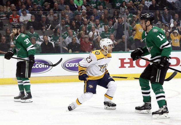 Útočník Rocco Grimaldi (23) z týmu Nashville Predators slaví gól v utkání play off NHL. Vše sledují hokejisté Dallasu Stars Justin Dowling (37) a Radek Faksa (12).