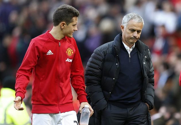 Záložník Manchesteru United Ander Herrera a kouč Rudých Ďáblů José Mourinho.