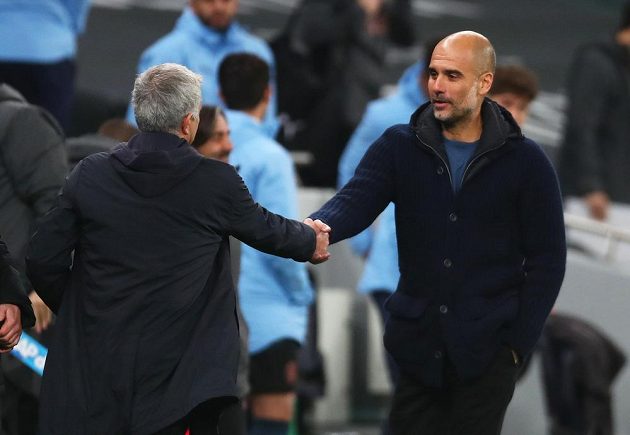 Manažer Tottenhamu Hotspur José Mourinho se zdraví se svým trenérským kolegou Pepem Guardiolou z Manchesteru City.