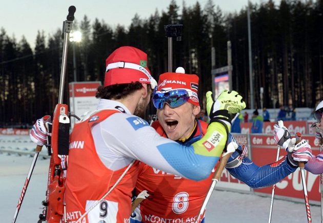 Vítěz Jakov Fak ze Slovinska (vlevo) se v cíli raduje se stříbrným Ondřejem Moravcem.