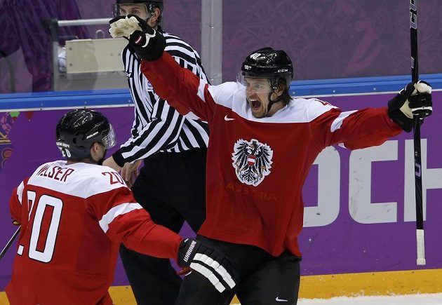 Rakouský útočník Michael Grabner (vpravo) slaví gól proti Norsku se spoluhráčem Danielem Welserem.