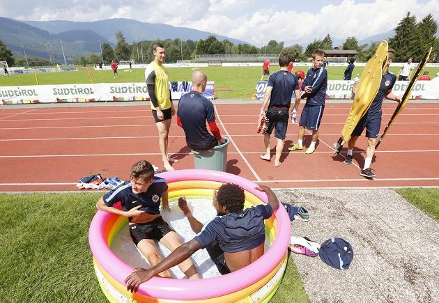 Příjemného ochlazení si v bazénku dopřáli i záložník Tiémoko Konaté (vpravo) a útočník Patrik Schick.