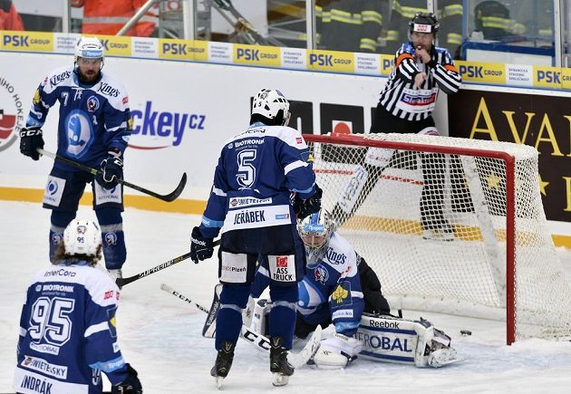 Hokejisté Plzně po inkasovaném gólu v zápase pod širým nebem s domácím Brnem. Zleva obránci Petr Kadlec a Jakub Jeřábek, brankář Matěj Machovský a vpředu útočník Miroslav Indrák.