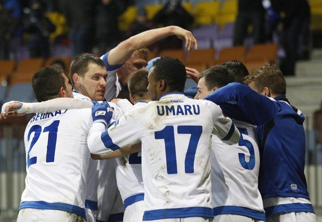 Radost fotbalistů Dinama Minsk po vítězném gólu v nastavení v utkání Evropské ligy proti Viktorii Plzeň.