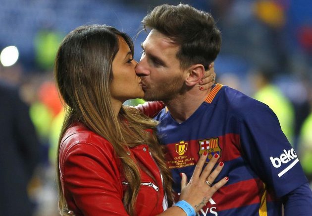 Argentisnký fotbalový král Leo Messi se oženil. V jeho rodném Rosariu si vzal svou dětskou lásku. Na svatbě nechyběla řada hvězd.