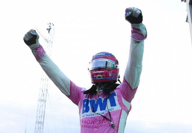 Závodník Lance Stroll se raduje z vítězství v kvalifikaci na Velkou cenu Turecka.