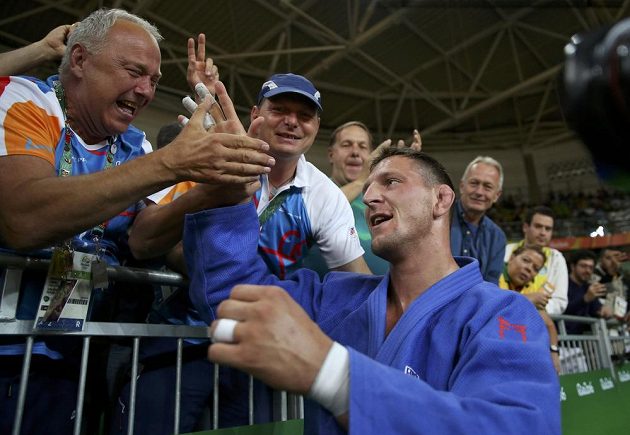 Judista Lukáš Krpálek si vychutnává gratulace a vítězné emoce po olympijském triumfu.