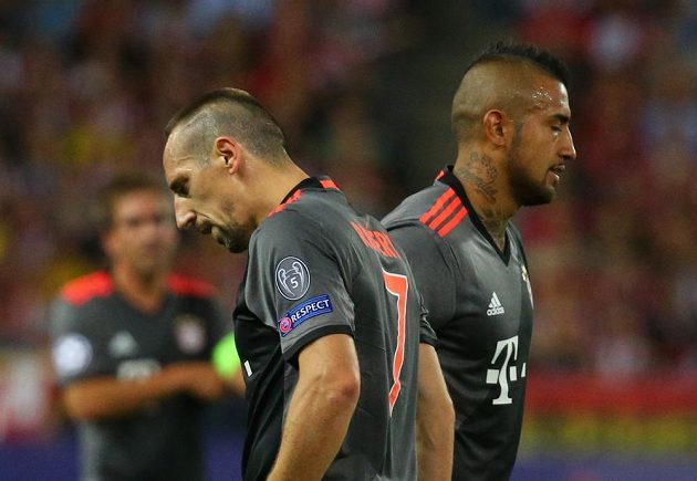 Zklamaní fotbalisté Bayernu po porážce na hřišti Atlétika Madrid. Vlevo Franck Ribéry, vpravo Arturo Vidal.