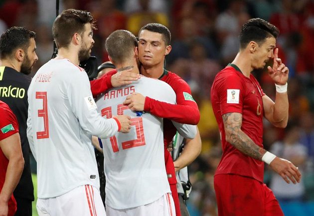 Spoluhráči z Realu Madrid se po utkání na MS objali. Ve španělském dresu obránce Ramos, v portugalském snajpr Cristiano Ronaldo.
