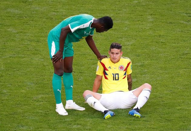 Režisér hry kolumbijského celku James Rodríguez (vpravo) ještě v první půli musel střídat.