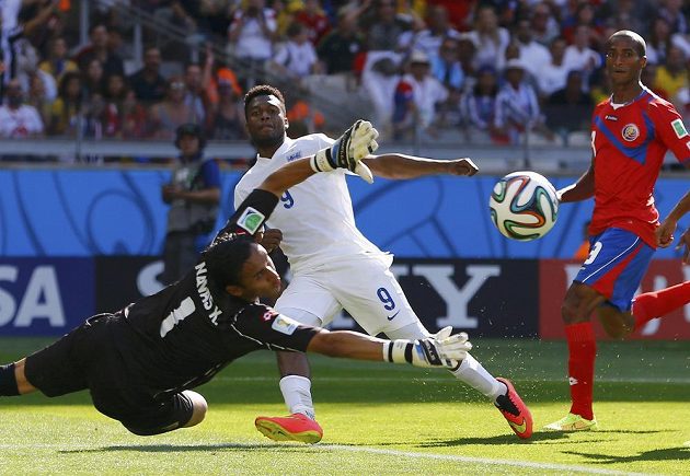Anglický útočník Daniel Sturridge (uprostřed) se během zápasu s Kostarikou dostal do několika šancí, ani jednu ale neproměnil.